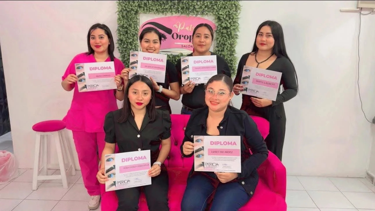 Alumnas con diplomas Patricia Oropeza Academy